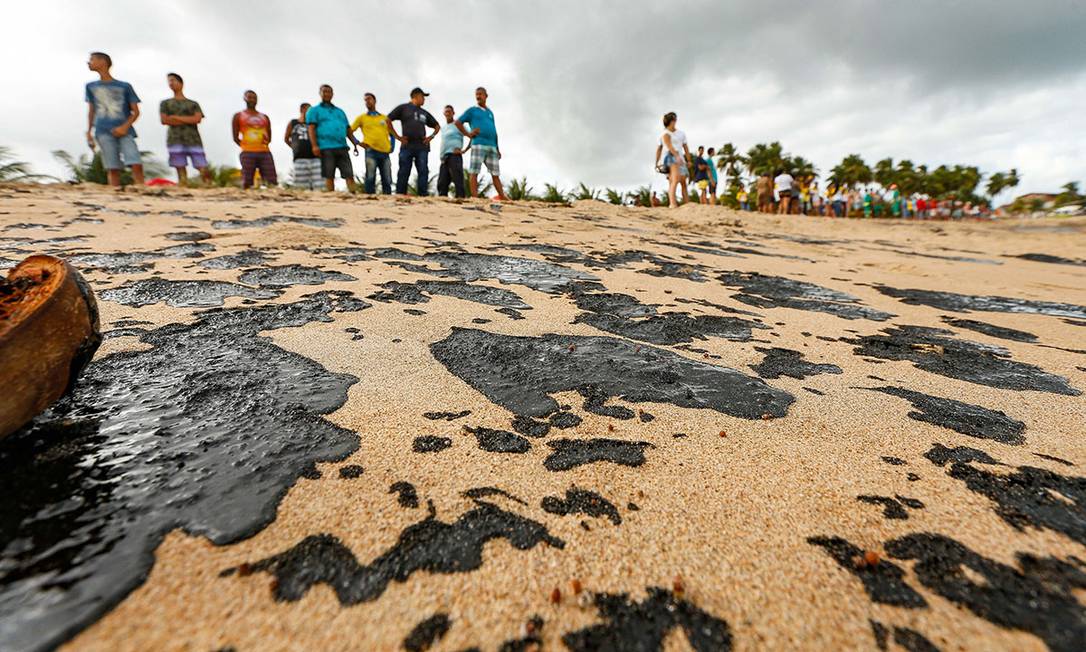 Óleo derramado na Costa dos Corais, em Alagoas Foto: Felipe Brasil / Agência O Globo