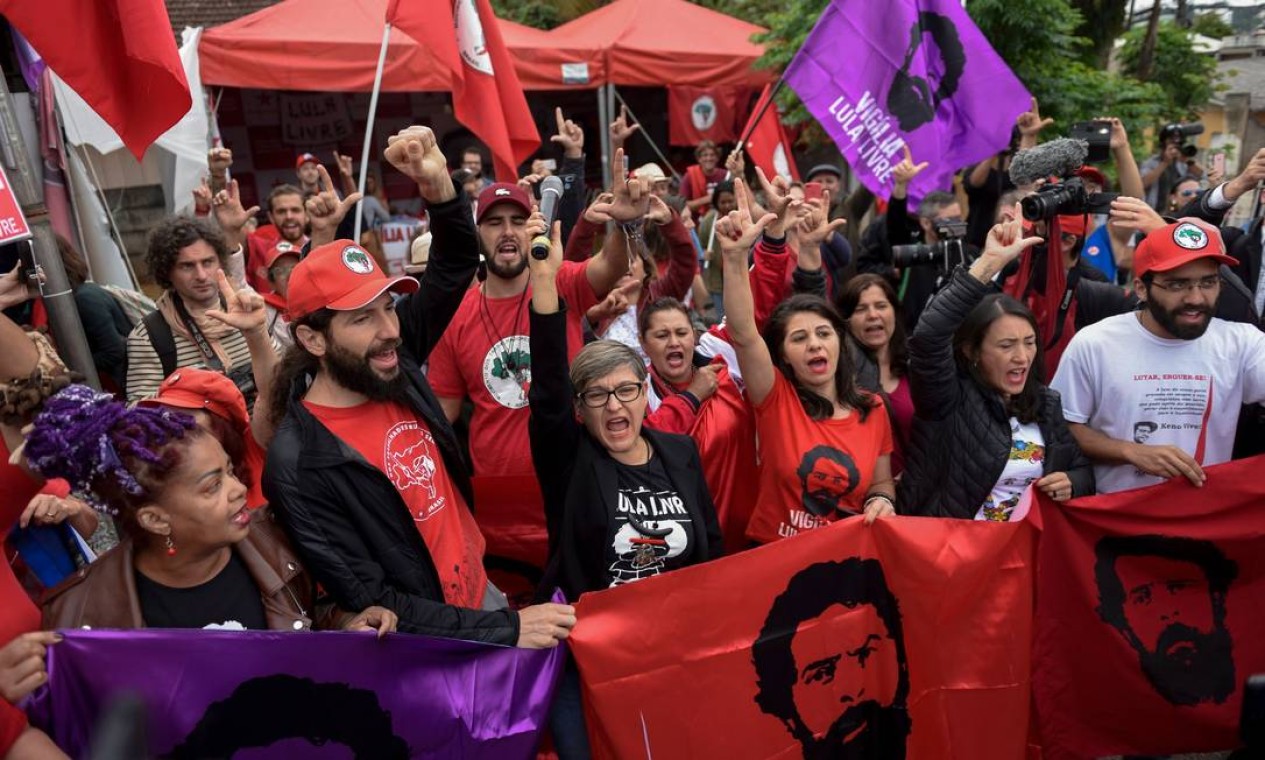 Apoiadores do ex-presidente Lula se concentram nesta sexta-feira (8) em frente à sede da Polícia Federal em Curitiba para comemorar a decisão do Supremo. Saída do líder esquerdista é aguardada Foto: HENRY MILLEO / AFP