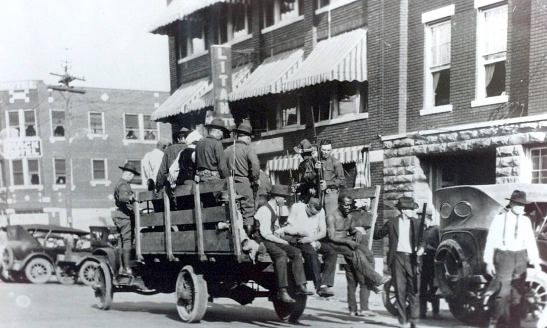 Guarda Nacional recolhe feridos durante o Massacre de Tulsa: cerca de 300 negros foram mortos, mas versão oficial registra apenas 39 Foto: Wikimedia Commons