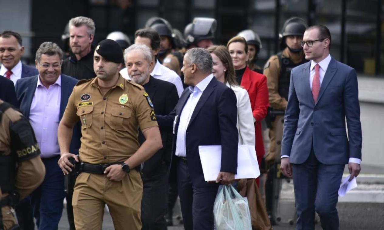 O ex-presidente Lula deixa a sede da Polícia Federal em Curitiba após ficar 580 dias preso, acusado de corrupção Foto: Marcelo Andrade / Agência O Globo