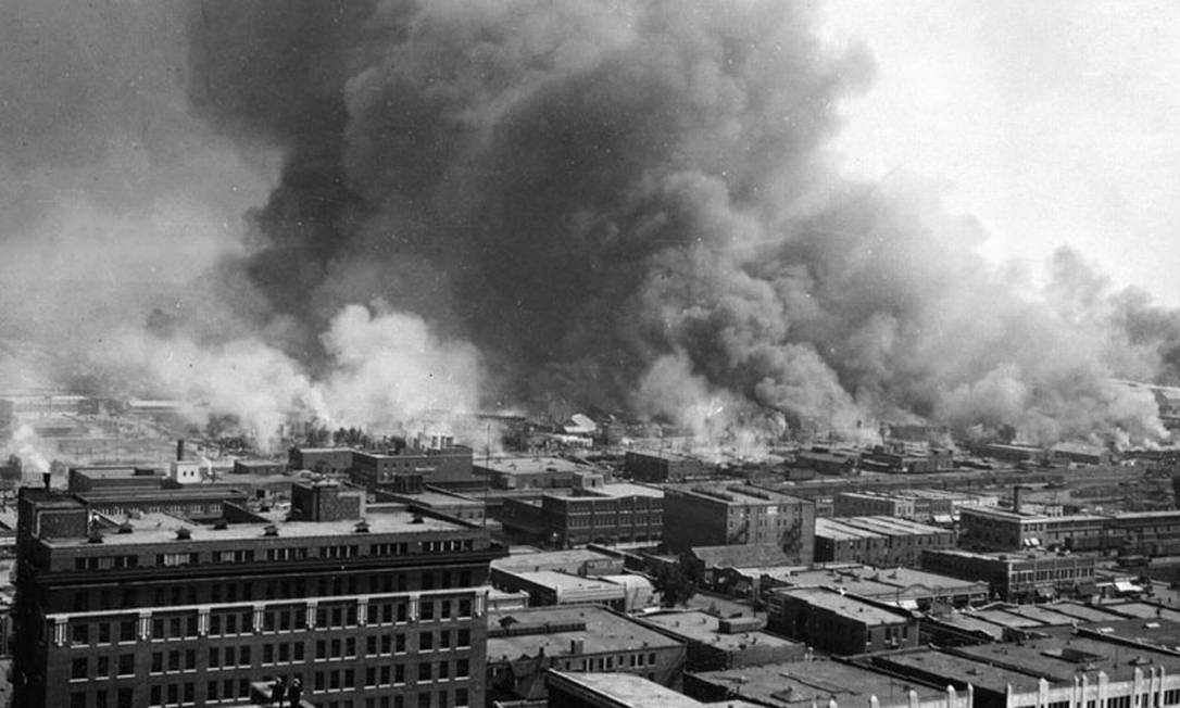 Casas e lojas são incendiadas no bairro de Greenwood, habitado por pessoas negras, em Tulsa, Oklahoma: maior massacre racial da História dos EUA Foto: Biblioteca do Congresso dos EUA