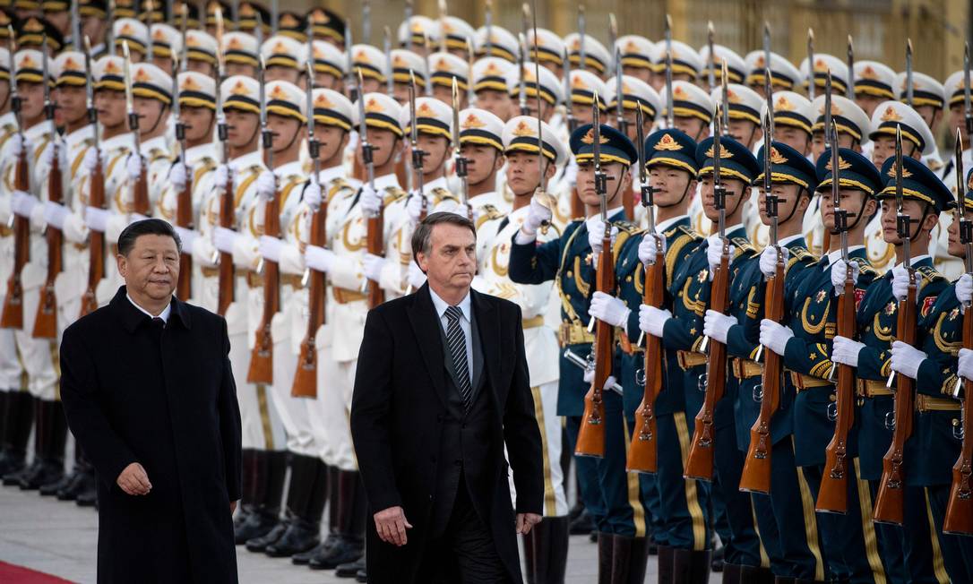 Jair Bolsonaro ao lado do presidente chinês Xi Jinping, durante visita oficial a Pequim, em outubro. Analista afirma que relação entre os dois países é regida pelo pragmatismo econômico Foto: NOEL CELIS / AFP