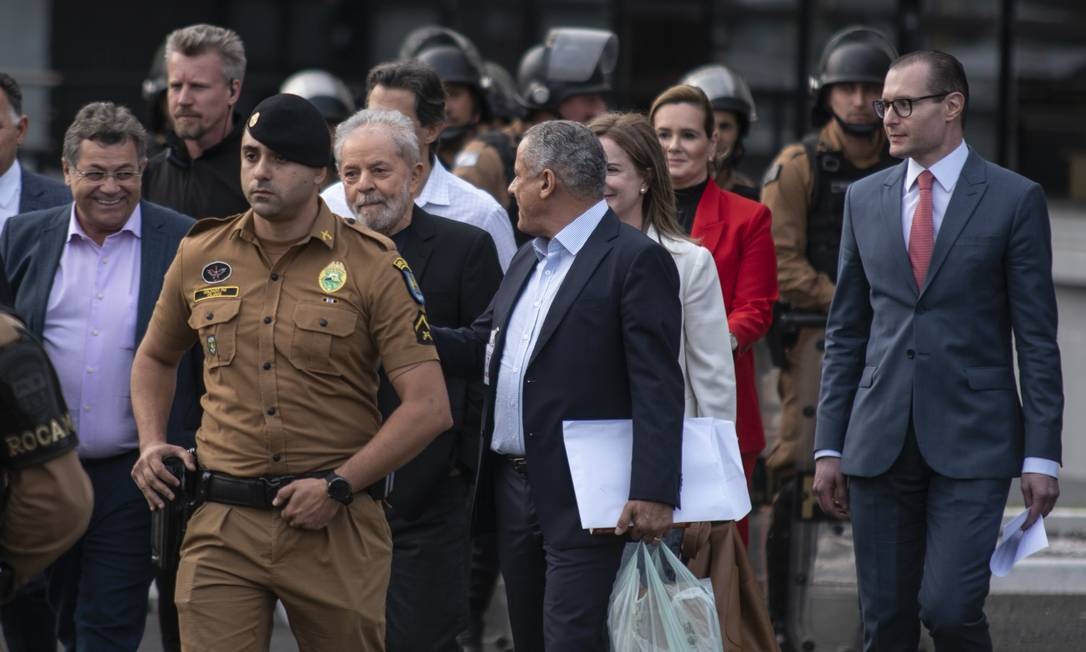 Lula deixa a prisão na superintedência da Polícia Federal em Curitiba Foto: Marcelo Andrade / Agência O Globo