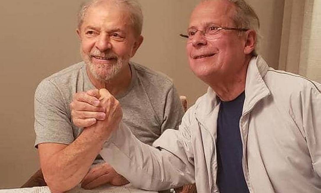 Lula e Dirceu se reencontraram em Curitiba após saírem da prisão: 1º encontro após escândalo do mensalão, em 2012 Foto: Reprodução
