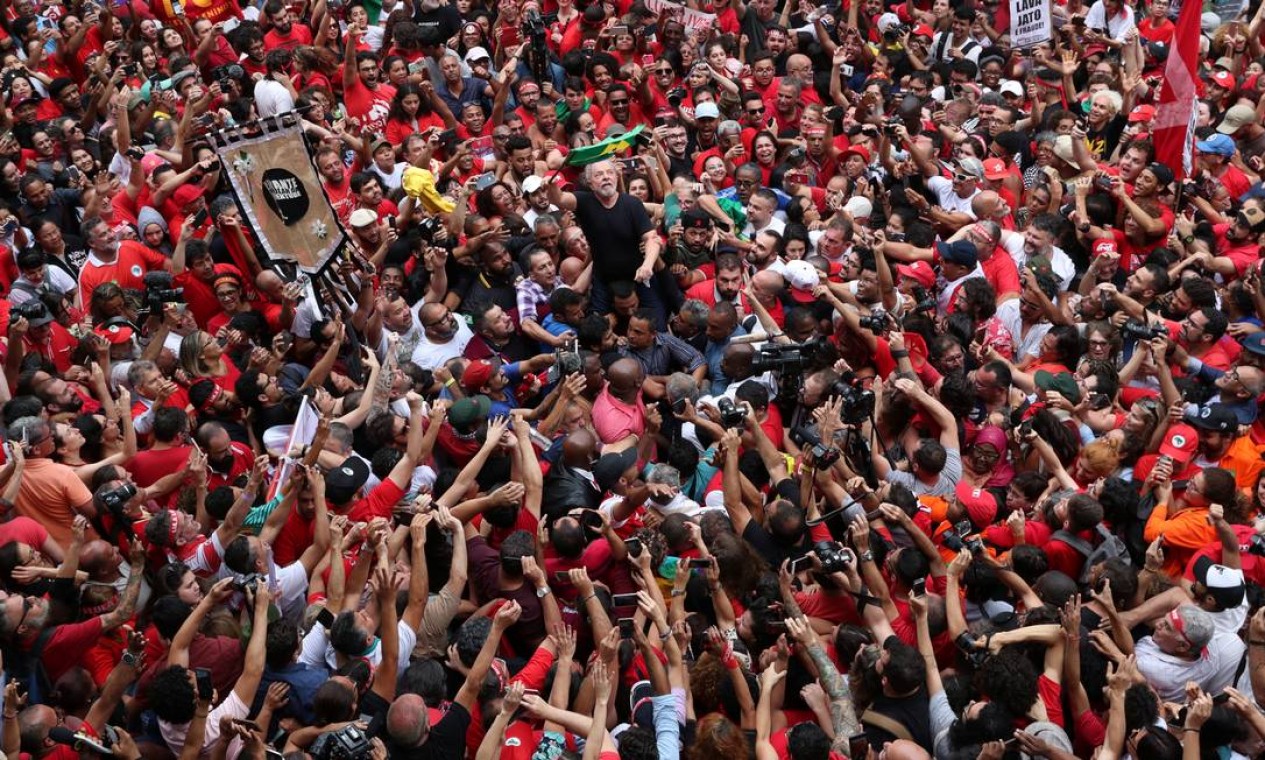 Lula é carregado por apoiadores após sair da prisão e discursar em São Bernardo do Campo. Ex-presidente fez críticas ao juiz Sergio Moro e ao procurador Deltan Dallagnol Foto: AMANDA PEROBELLI / REUTERS
