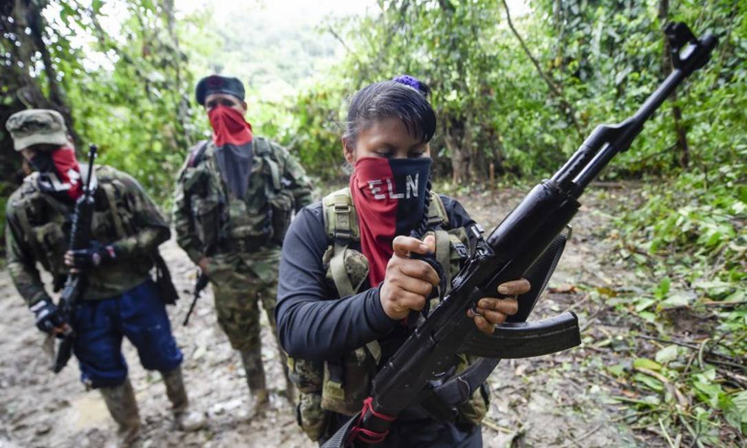 Integrantes da frente Che Guevara do Exército de Libertação Nacional limpam suas armas na selva, no departamento colombiano de Choco Foto: RAUL ARBOLEDA / Agência O Globo / 25-05-2019