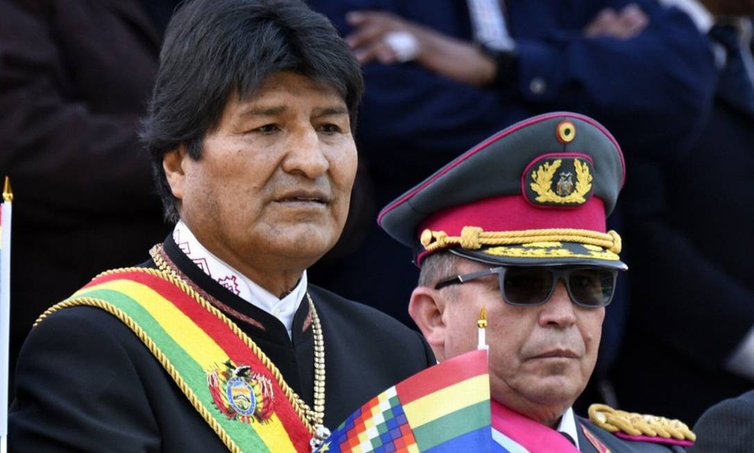 O presidente boliviano Evo Morales, ao lado do chefe das Forças Armadas Williams Kaliman, durante evento oficial Foto: AIZAR RALDES / AFP / 23-03-2019