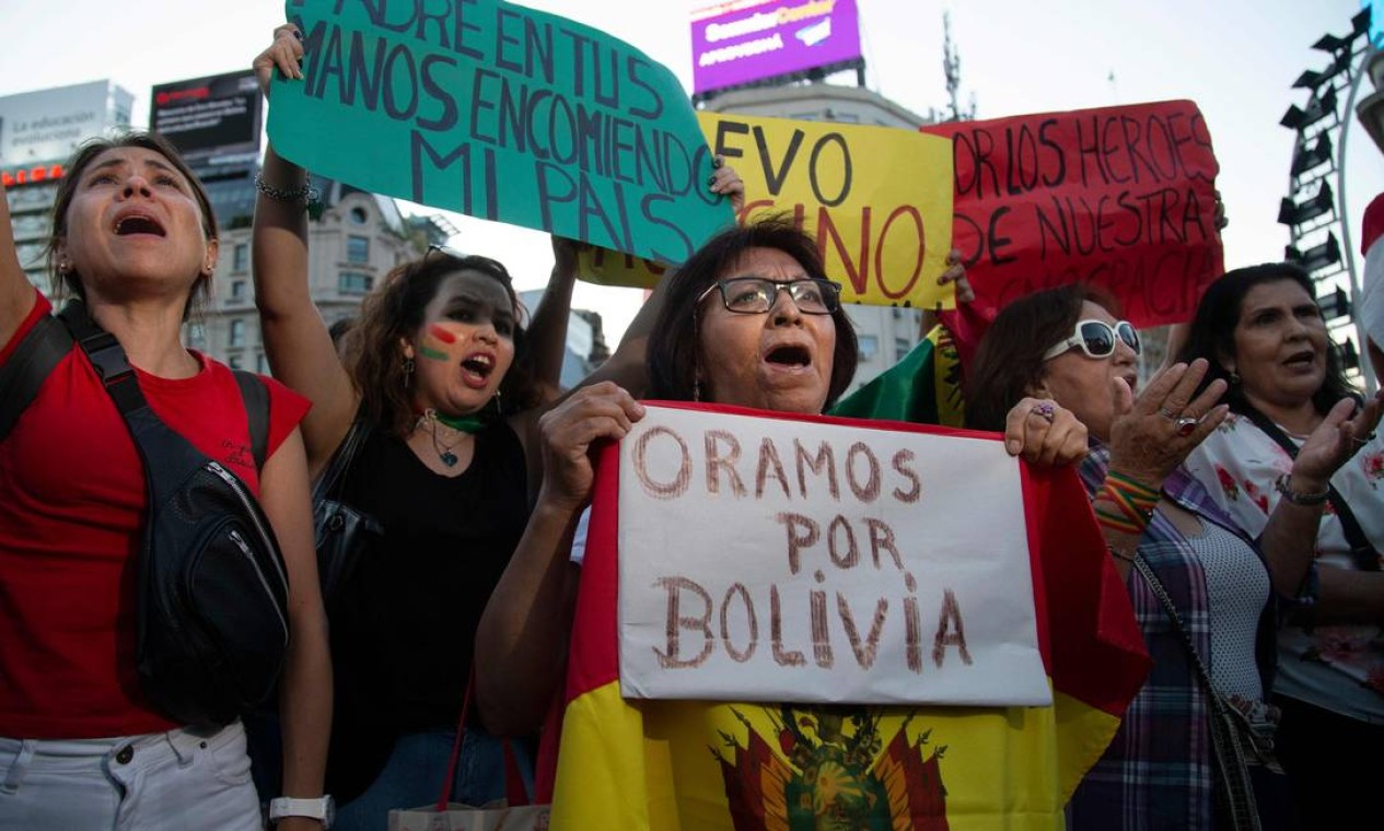 Grupo de pessoas comemorando a renúncia do presidente boliviano Evo Morales, em Buenos Aires, Argentina Foto: Jose Luis Perrino / AFP