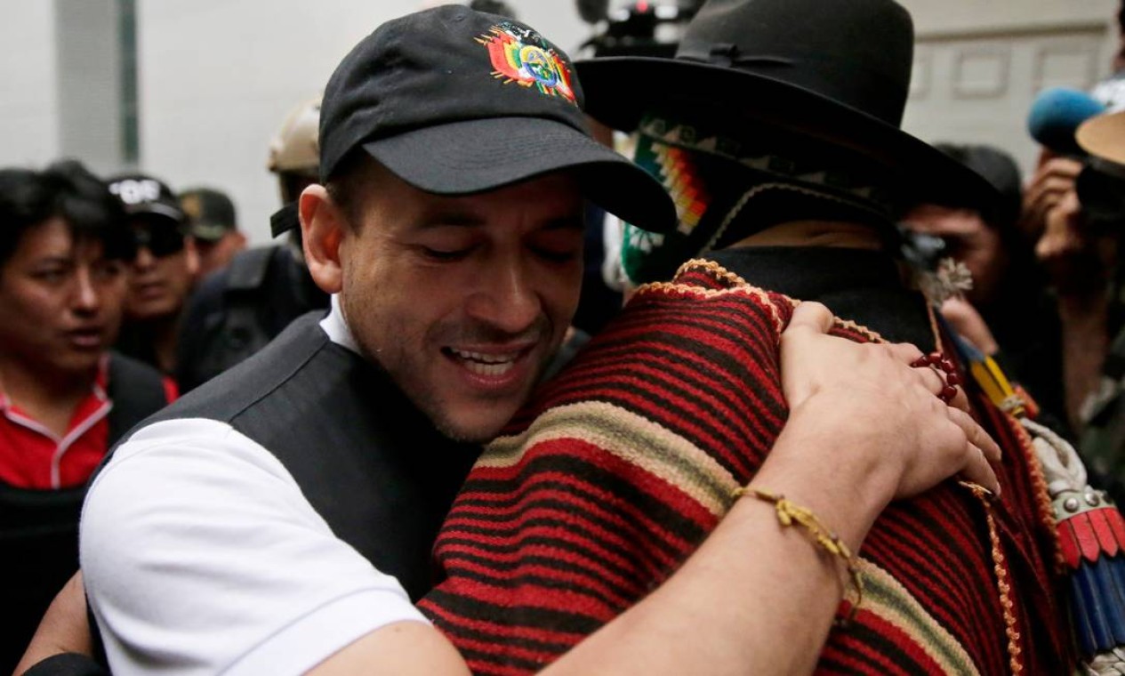 Luis Fernando Camacho abraça Nelson Condori na capital La Paz, Bolivia. Líder da extreama-direita do país e comandante da milícia "poncho vermelho", formada por militares da reserva do povo aymara, selaram acordo na semana passada para pedir renúncia imediata de Evo Foto: David Mercado / Reuters