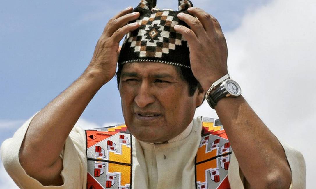 Presidente Evo Morales, o primeiro indígena a liderar a Bolívia, durante ritual indígena no templo de Tiwanaku, a 71 km de La Paz Foto: AIZAR RALDES / AFP