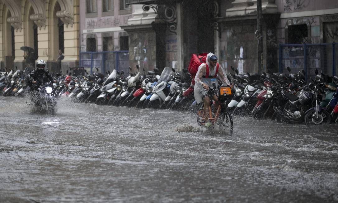 Rio Tem Chuva Muito Forte E Está Em Estágio De Atenção; Há Várias Ruas ...