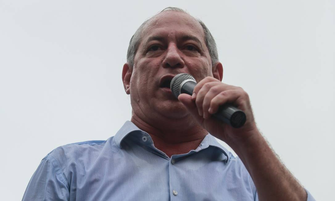 Ciro diz que Lula insiste em farsa de candidatura e tenta