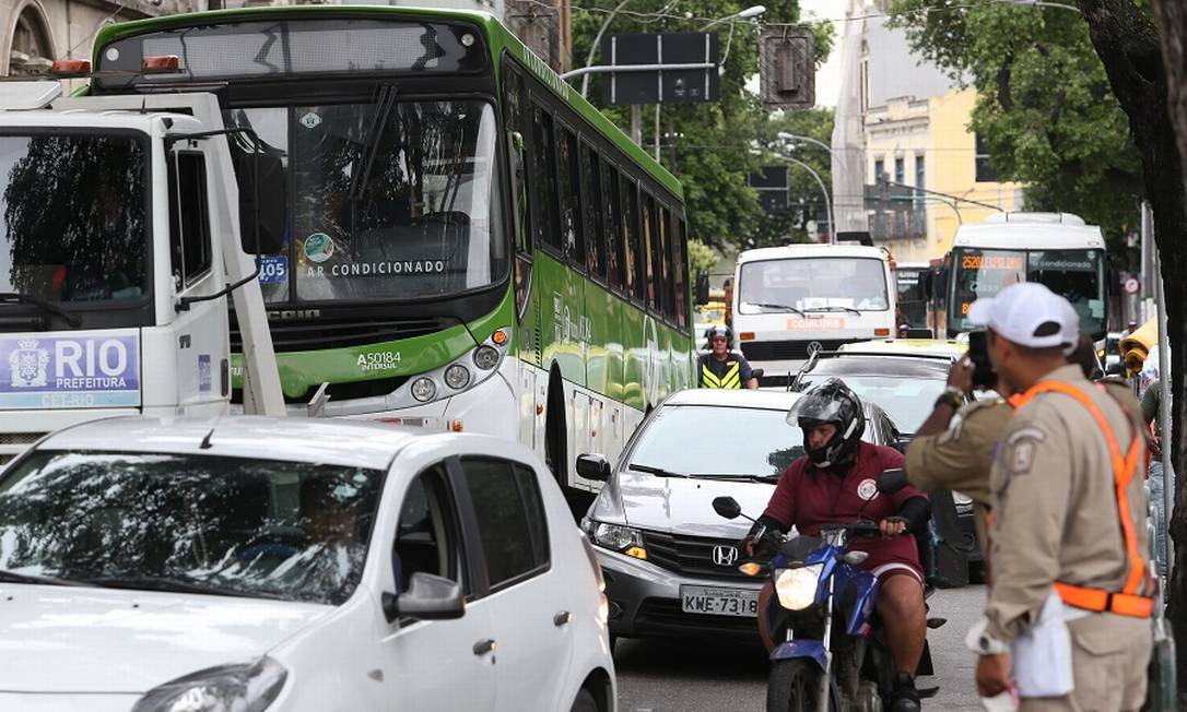 Ônibus é rebocado após acidente na Rua Frei Caneca, no Rio. Foto: Pedro Teixeira / Agência O Globo