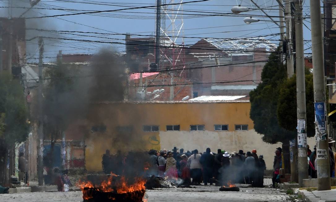 Manifestantes pró-Morales bloqueiam uma rua de El Alto, cidade vizinha a La Paz que é reduto eleitoral do presidente demissionário Foto: AIZAR RALDES / AFP