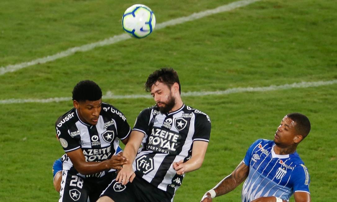 Rhuan e João Paulo disputam, do Botafogo, a bola com jogadores do Avaí Foto: Marcelo Regua / Marcelo Regua