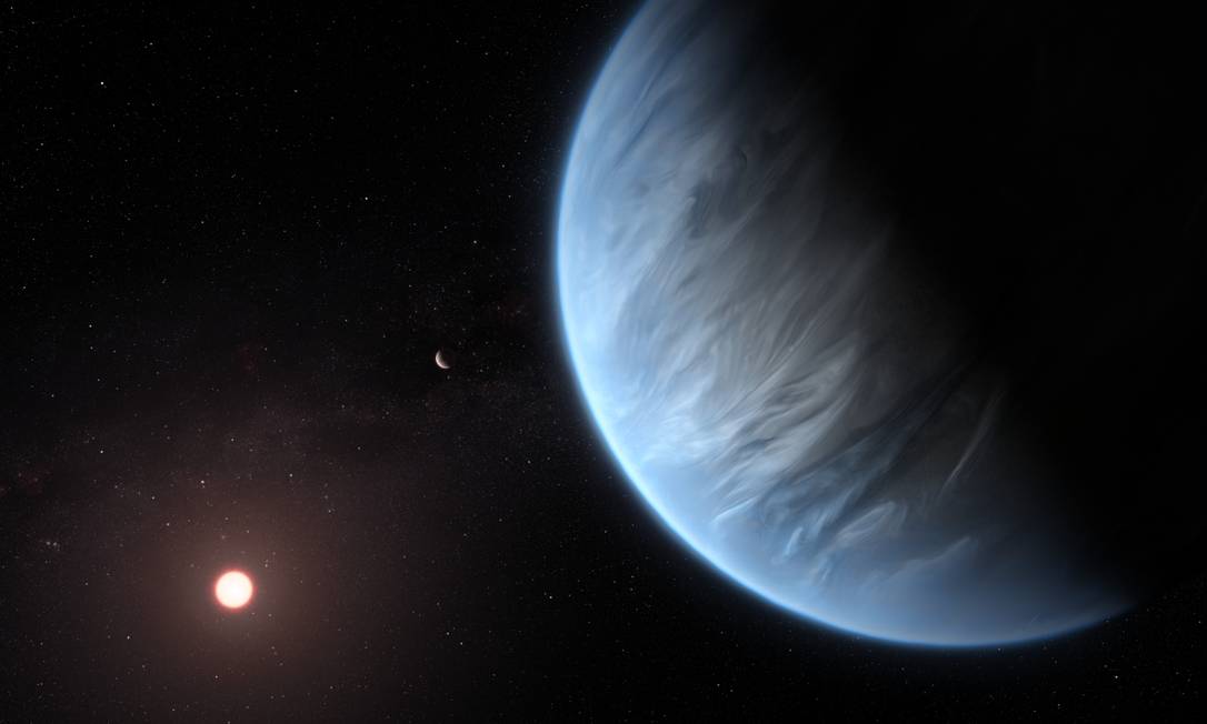 O planeta K2-18b, sua estrela hospedeira e um planeta que o acompanha neste sistema. Atualmente, o K2-18b é o único exoplaneta super-terrestre conhecido por hospedar água e temperaturas que poderiam sustentar a vida Foto: ESA/Hubble, M. Kornmesser