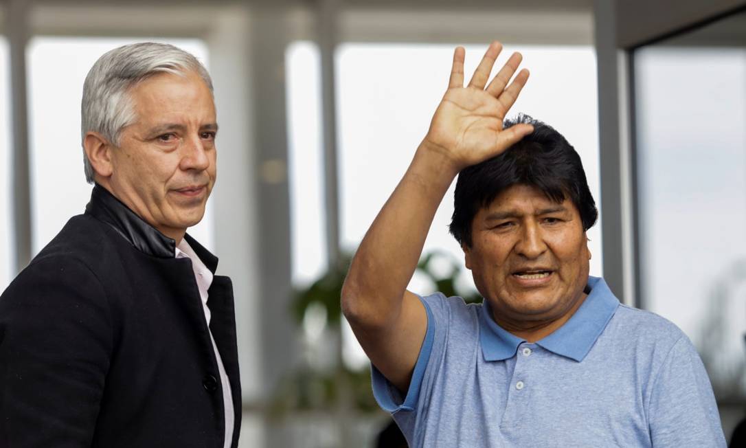 Evo Morales com García Linera, que foi seu vice, ao chegar ao México Foto: LUIS CORTES / REUTERS
