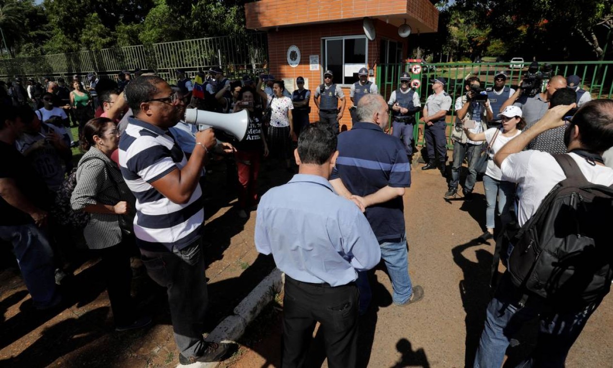 Embaixada da Venezuela recebeu protestos na manhã de hoje Foto: Sergio Moraes / Reuters
