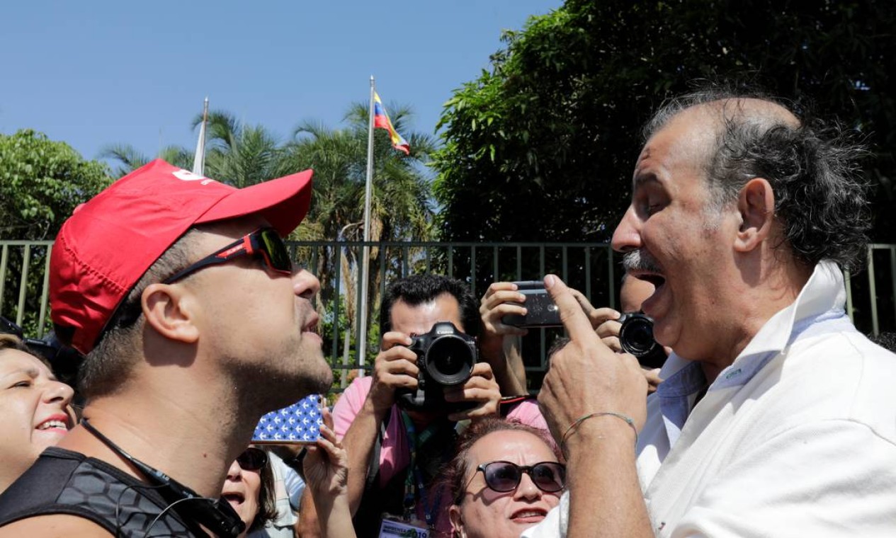 Apoiador do presidente Nicolas Maduro bate boca com apoiador do opositor Juan Guaidó, que se autoproclamou presidente da Venezuela Foto: Sergio Moraes / Reuters