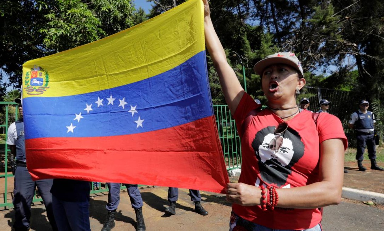 Com camisa "Lula Livre", mulher segura bandeira da Venezuela em apoio ao presidente Nicolas Maduro Foto: Sergio Moraes / Reuters