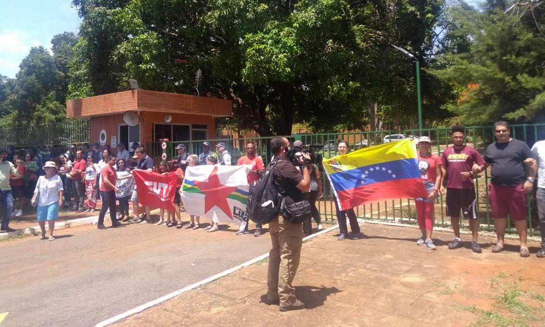 Apoiadores do presidente Nicolás Maduro protestam em frente à embaixada da Venezuela Foto: Gabriel Shinohara / O Globo 