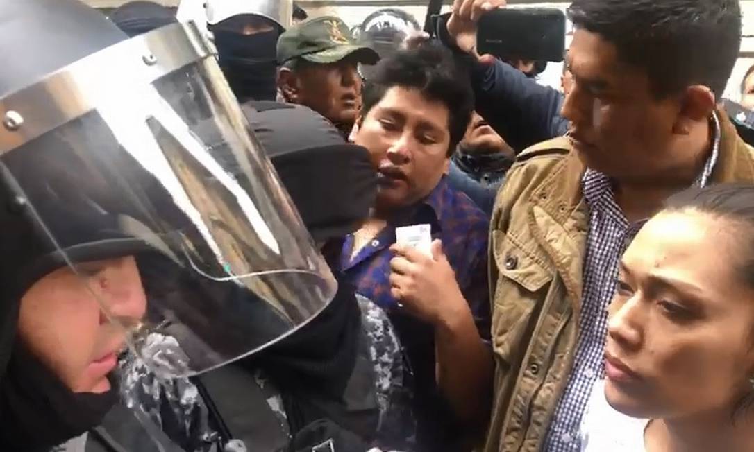 Congressistas do Movimento ao Socialismo (MAS) são impedidos de entrar no Congresso boliviano Foto: Reprodução 