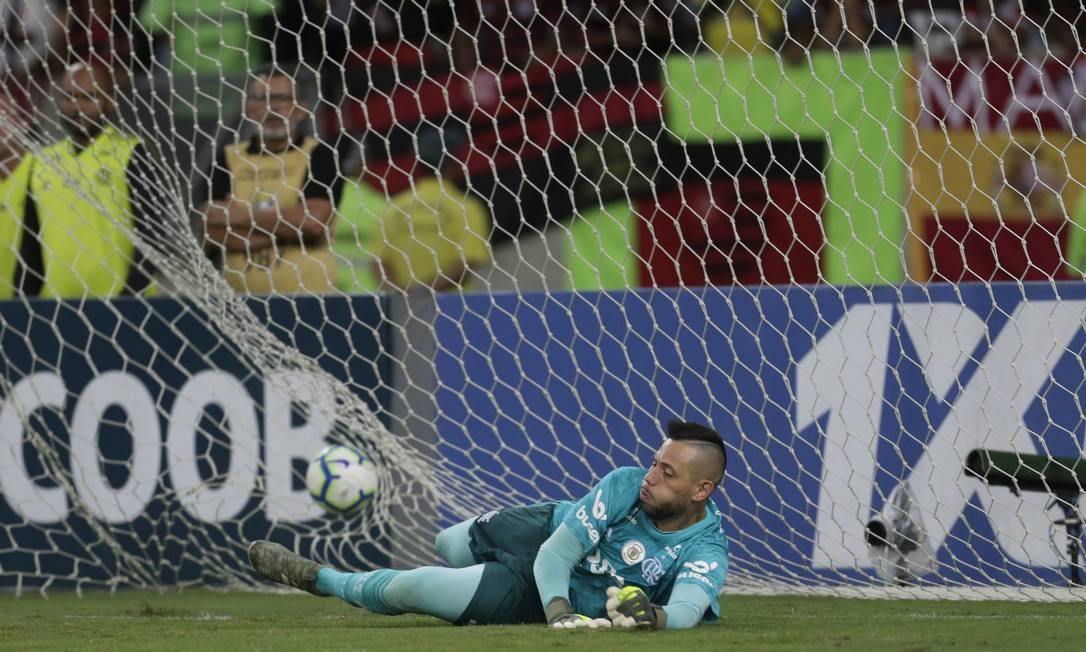 Diego Alves foi deslocado no pênalti cobrado por Pikachu Foto: ANTONIO SCORZA / ANTONIO SCORZA