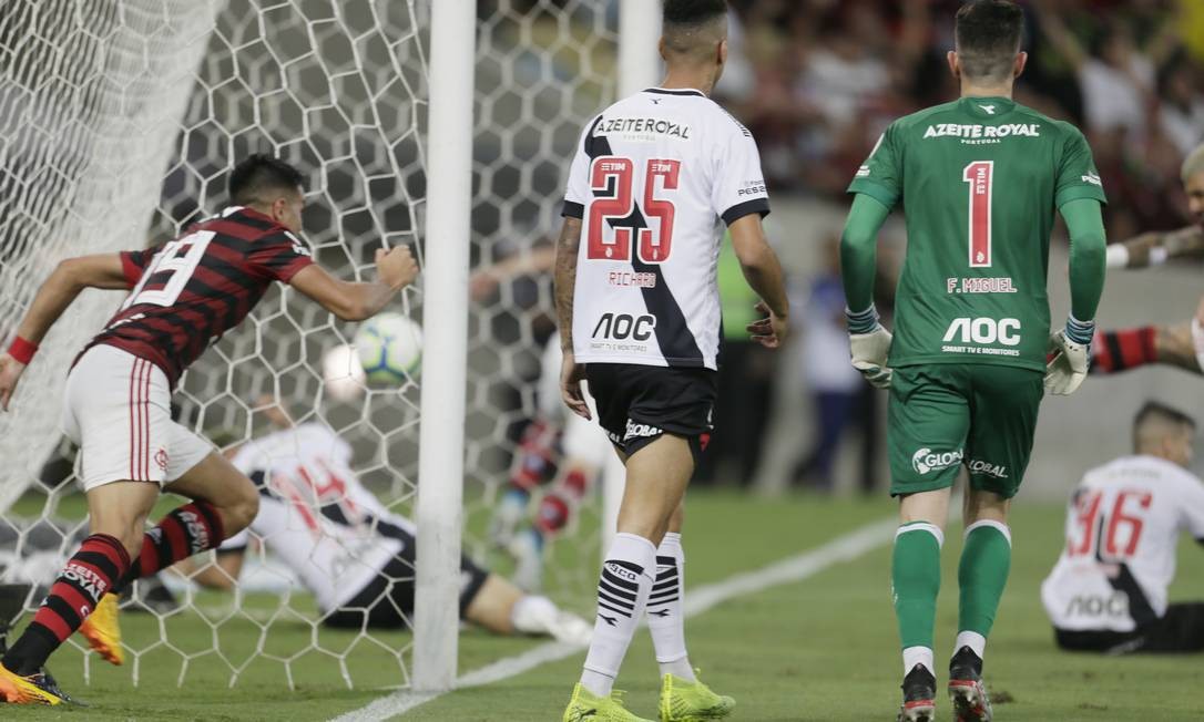 Reinier, à esquerda, corre para comemorar o gol de Everton Ribeiro Foto: ANTONIO SCORZA / ANTONIO SCORZA