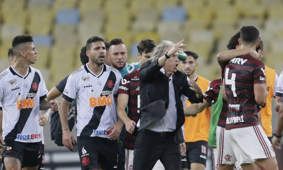 Jogadores de Vasco e Flamengo se desentenderam ao fim do jogo Foto: ANTONIO SCORZA / ANTONIO SCORZA