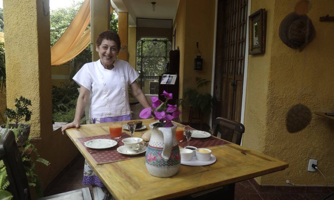 No Solar dos Limoeiros, Eveli Ficher oferece um café da manhã orgânico para hóspedes e não hóspedes Foto: Custódio Coimbra / Agência O Globo