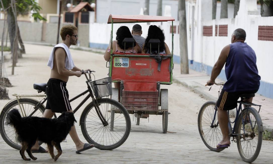 Carros proibidos: o deslocamento pela ilha é feito a pé, de bicicletas ou charretes elétricas Foto: Custódio Coimbra / Agência O Globo