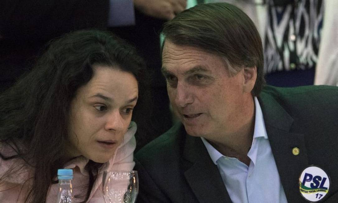 Janaina Paschoal e Jair Bolsonaro em 2018 Foto: AP Photo/Leo Correa