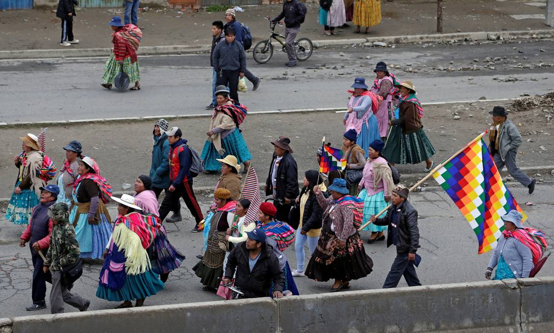 Apoiadores de Morales, com a Whipala, bandeira aimará, bloqueiam ruas de El Alto, vizinha a La Paz Foto: DAVID MERCADO / REUTERS