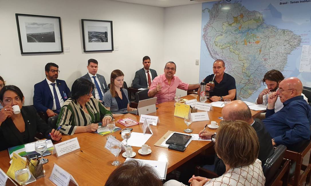 Registro da reunião no Planalto foi publicado no Twitter pelo ministro da Educação, Abraham Weintraub Foto: Reprodução