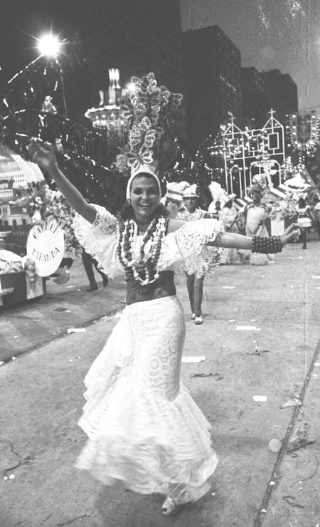 Leila Diniz desfilando pela escola de samba Império Serrano em 1972 Foto: Jorge Peter / Arquivo
