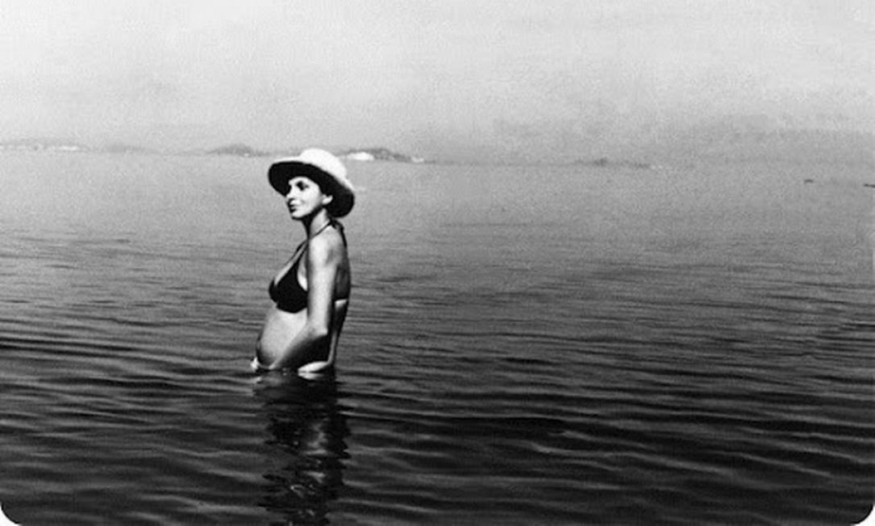 Hoje seria uma foto comum nas redes sociais, mas, em 1971, Leila chocou a sociedade. À época, as grávidas cobriam a barriga com cortininha Foto: Carlos Leonam / Arquivo