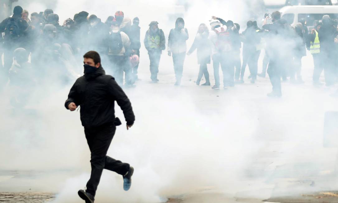 Policiais usaram bombas de gás contra manifestantes em Paris, neste sábado Foto: CHARLES PLATIAU / REUTERS