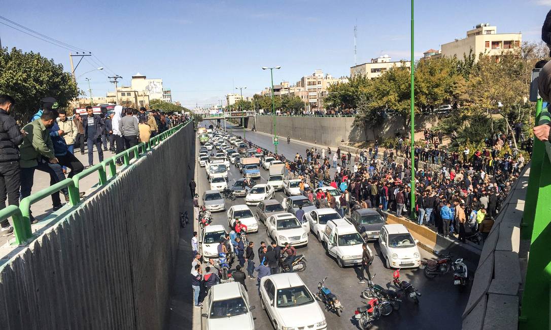 Manifestantes bloqueiam avenida durante protesto contra o aumento dos preços dos combustíveis em Isfahan, no Irã. Reajuste ocorreu no início da manhã, pegando toda a população de surpresa Foto: - / AFP