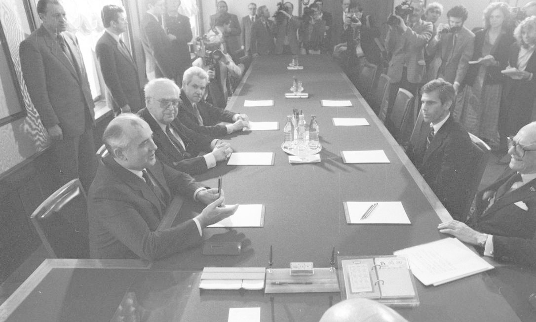 Robert Peter Gale (à direita, sem óculos) em reunião com Mikhail Gorbachev (o primeiro à esquerda) na antiga União Soviética: especialista foi chamado para atuar em Chernobyl Foto: Arquivo Pessoal / Sputnik