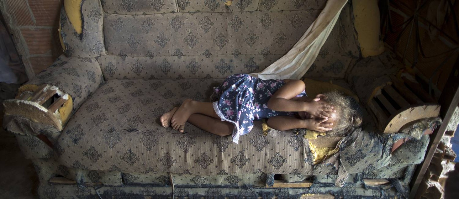 Emanuelle, de 3 anos, é filha de Rosemeire Xavier da Silva; a família vive na beira da linha do trem, no Centro de Japeri Foto: Márcia Foletto / Agência O Globo