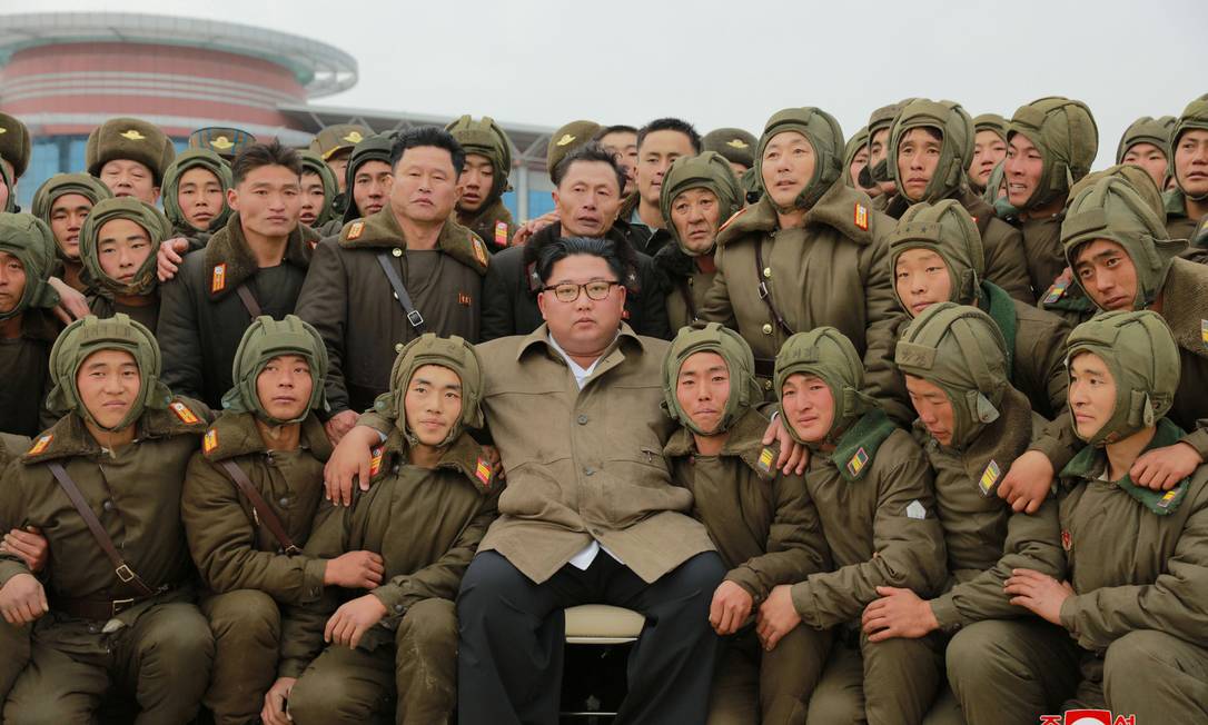 Líder norte-coreano Kim Jong-un ao lado de unidade da Força Aérea do país, em foto divulgada neste domingo. EUA e Coreia do Sul adiaram série de exercícios militares como um "ato de boa vontade" à Coreia do Norte Foto: KCNA / via REUTERS