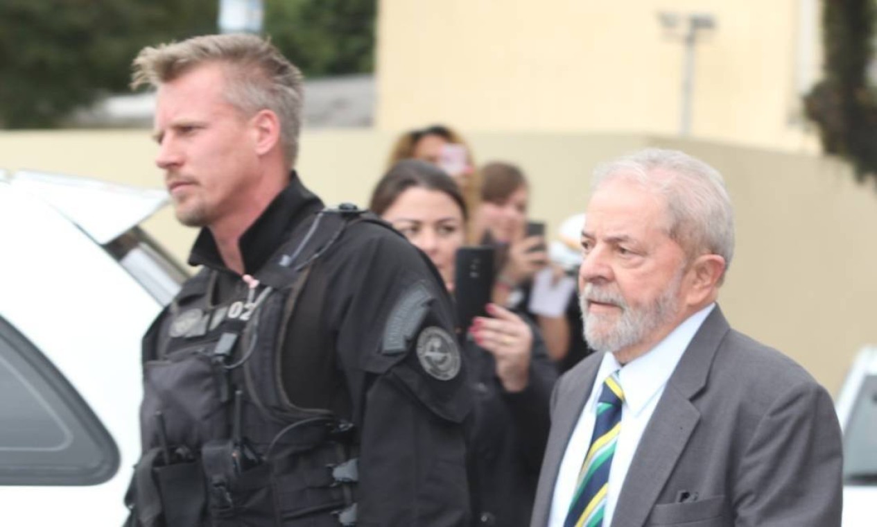 Carcereiro de Lula  assediado por editoras - poca