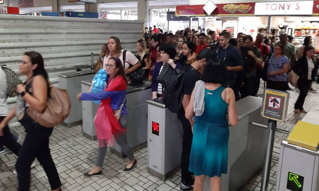 Passageiros desembarcam na Central do Brasil: relatos de atrasos e trens lotados Foto: Diego Amorim / Agência O Globo