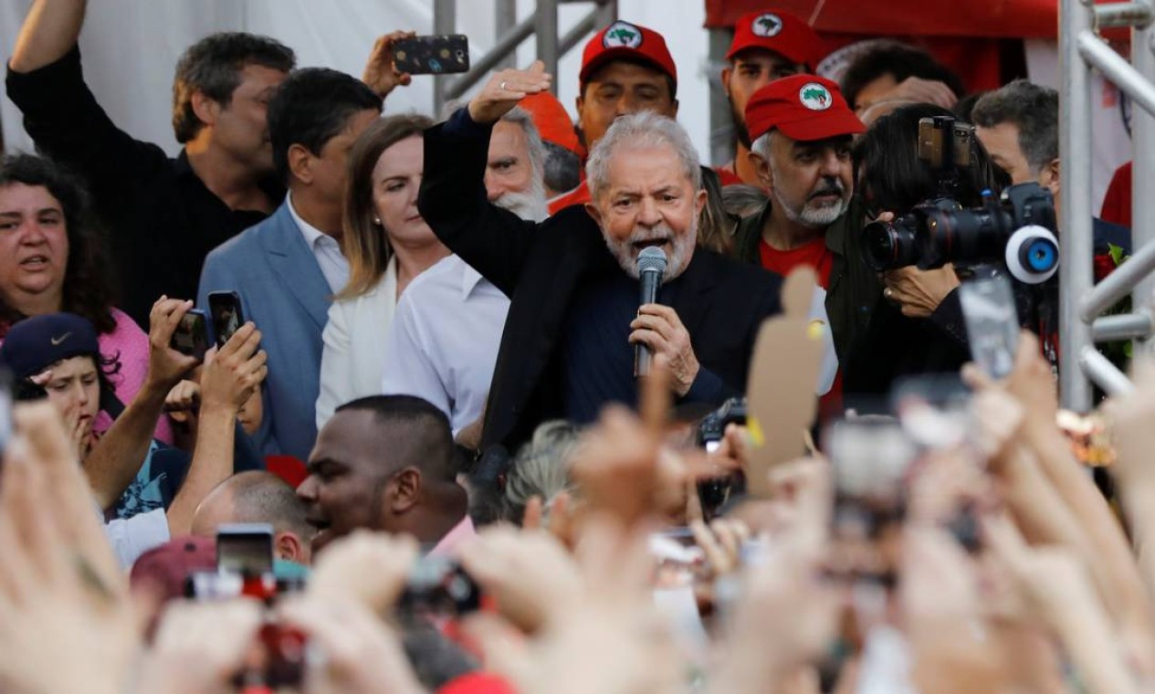 Lula faz seu primeiro discurso para apoiadores assim que deixa a sede da Polícia Federal, no dia 8 de novembro Foto: RODOLFO BUHRER / REUTERS