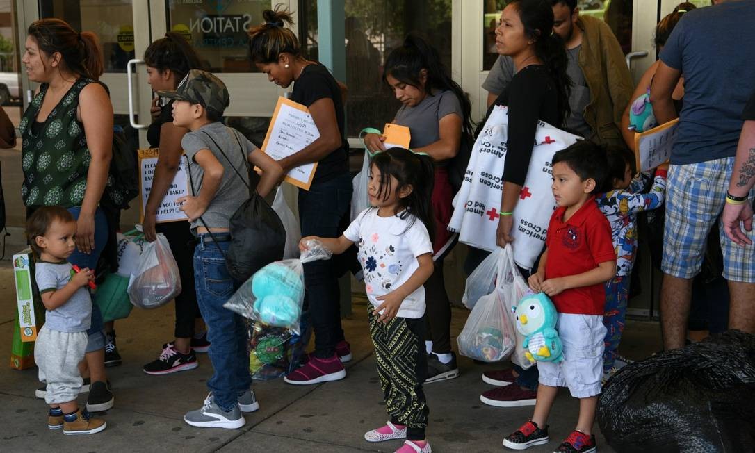 https://ogimg.infoglobo.com.br/in/24087136-0be-a97/FT1086A/652/83823631_Central-American-migrant-families-recently-released-from-federal-detention-wait-to-boar.jpg