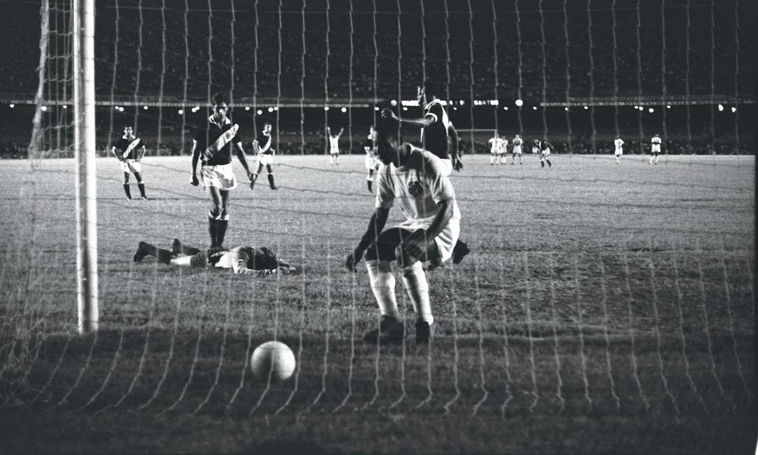 Milésimo gol de Pelé foi há 50 anos, no Maracanã, contra o Vasco Foto: Arquivo
