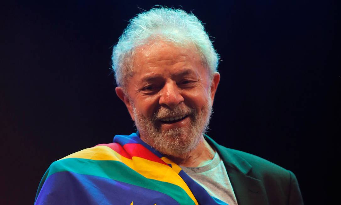 Ex-presidente Lula em visita a Recife, no domingo Foto: ADRIANO MACHADO / REUTERS