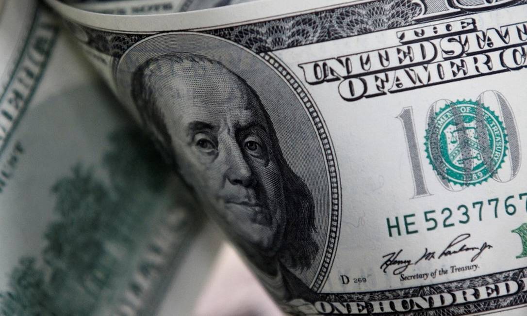 Moeda americana ultrapassou a barreira de R$ 4,20 no fechamento de segunda-feira Foto: REUTERS