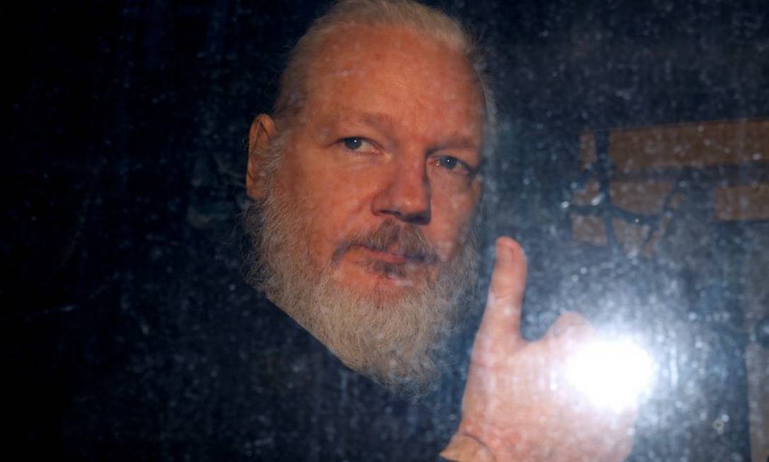 Julian Assange, enquanto deixa delegacia em Londres Foto: Peter Nicholls / REUTERS / 11-04-2019