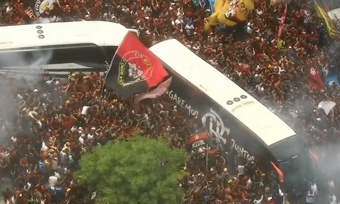 Torcedores do Flamengo se despedem do time no Ninho do Urubu na partida para a final da Libertadores Foto: Reprodução TV Globo